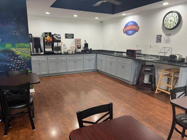 Baymont by Wyndham Lakeland Bagian luar foto